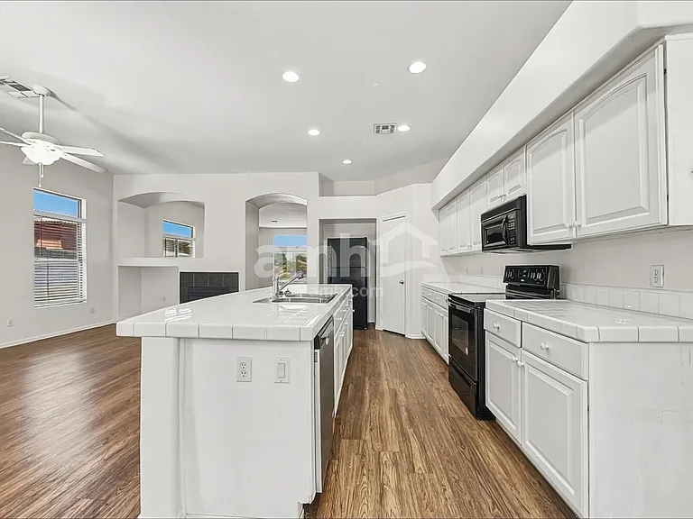 9435 W Pierson St — Photo 2