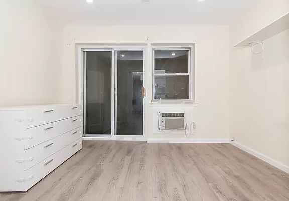 4th image of 26-27 28th St #D2