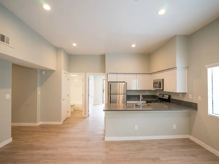 3426 W 1st St — Photo 14
