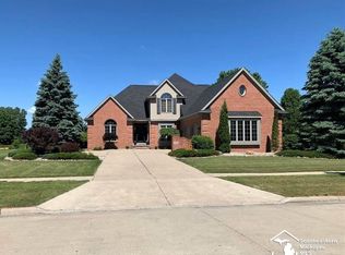 865 Saint Anne Ln, Monroe, MI 48162