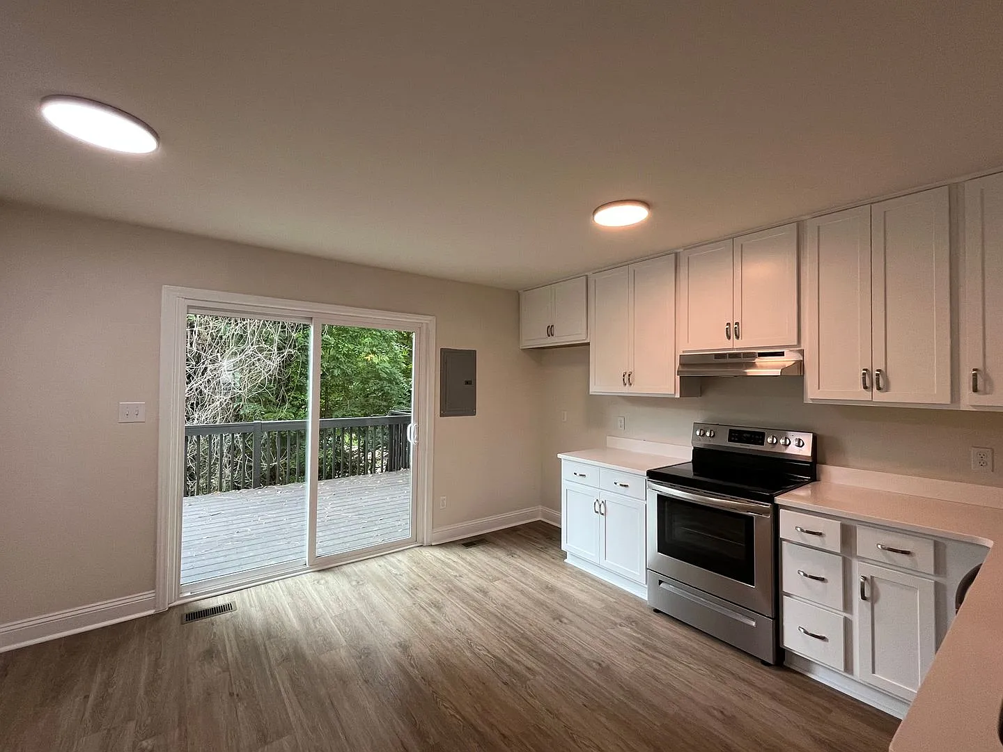 Newly Remodeled 2BD, 1.5BA Raleigh Townhome with Private Deck — Photo 3