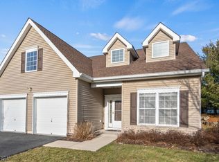 28 Bluffs Ct, Hamburg, NJ 07419