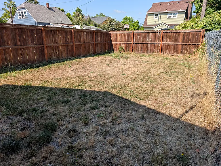 1435 Winter St NE — Photo 10