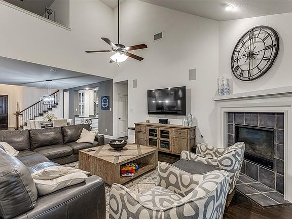 3rd image of 813 Pier St