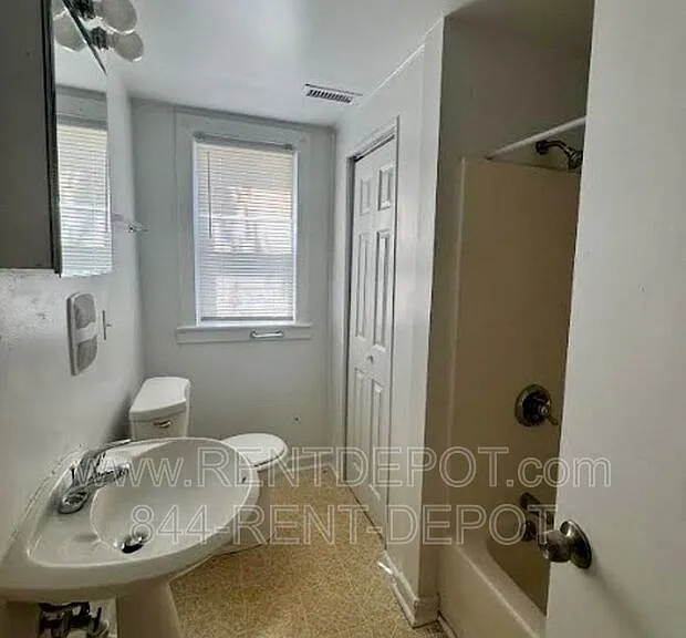 613 E Gum St — Photo 8
