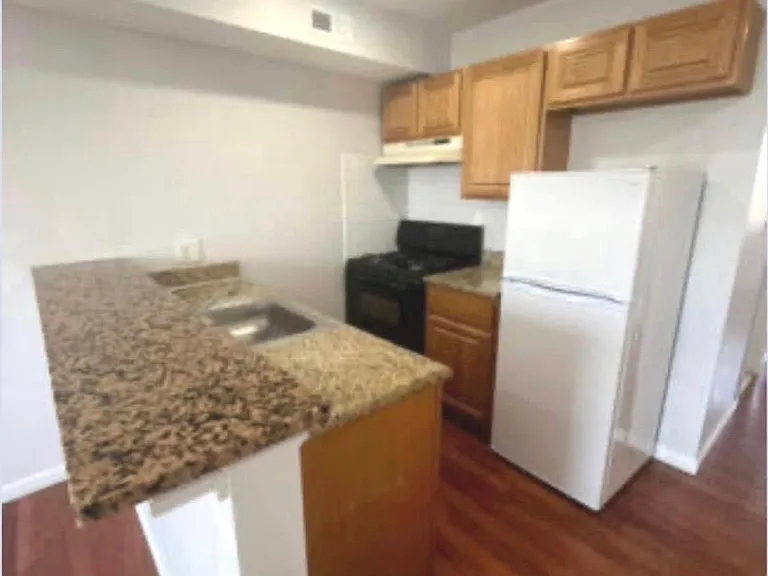 826 Washington Ave — Photo 2