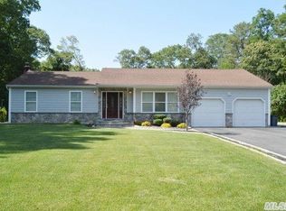 15 Kastal Dr, Ridge, NY 11961