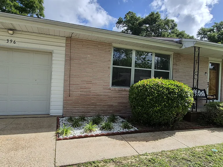 396 Andrew Dr — Photo 4