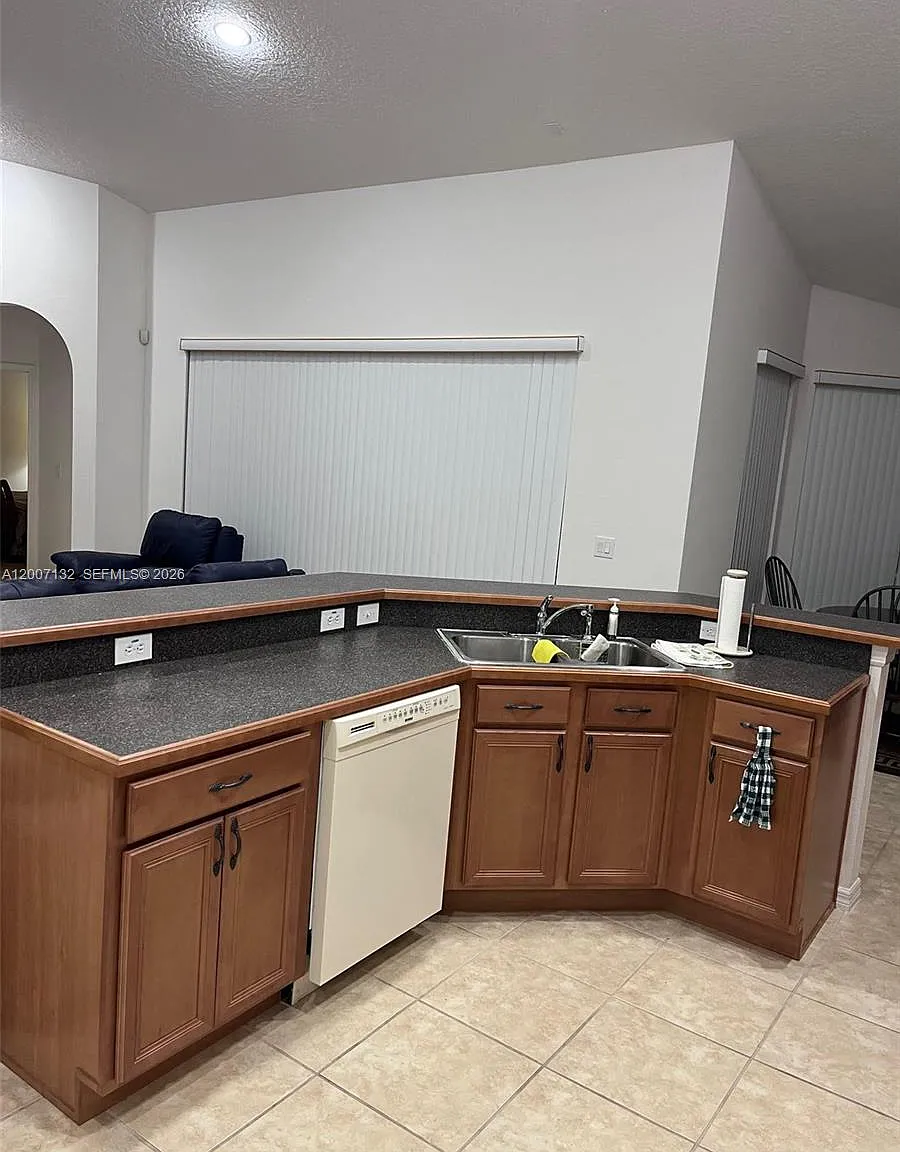 4 bed, 1000 sqft, $2,500 — Photo 2