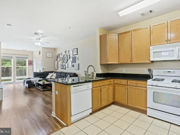 8045 Newell St APT 223, Silver Spring, MD 20910