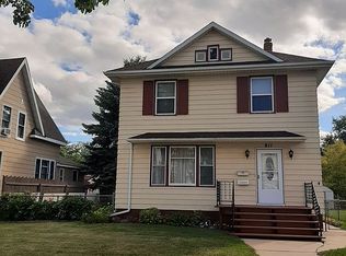 811 N 3rd St, Grand Forks, ND 58203
