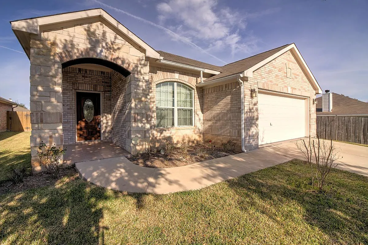 4 bed, 1963 sqft, $2,200 — Photo 1