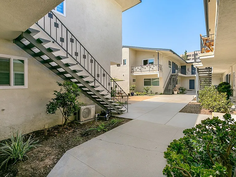 285 N. Oakland — Photo 10