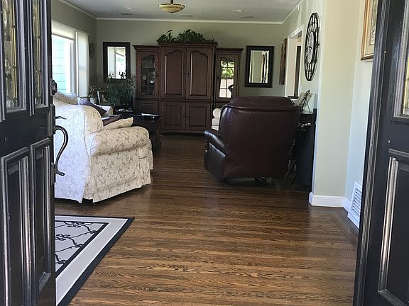 Entry Foyer/Lvg Room