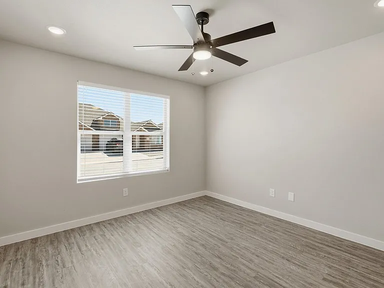 2838 Glennster St — Photo 21