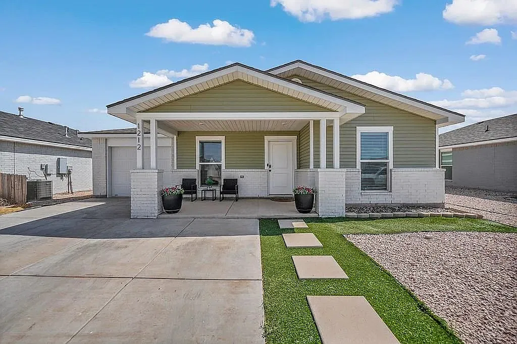 Near brand new 3 bd/2 bth home in quiet neighborhood! Turf backyard w/ pergola! All appliances! 1... — Photo 1