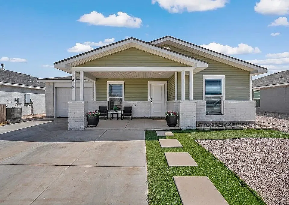 1212 Hogback Way