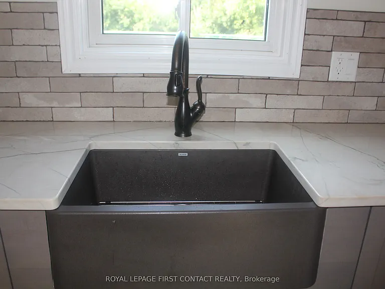 16 Rosenfeld Dr — Photo 8