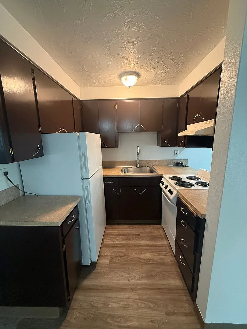 451-Hyacinth Apartments — Photo 4