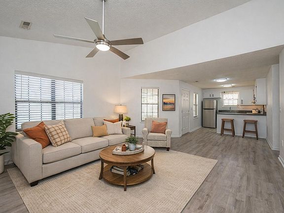 5th image of 1009 Douglas Wayne Rd