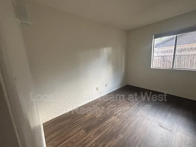 2219 E Dortha Ave #5 — Photo 7