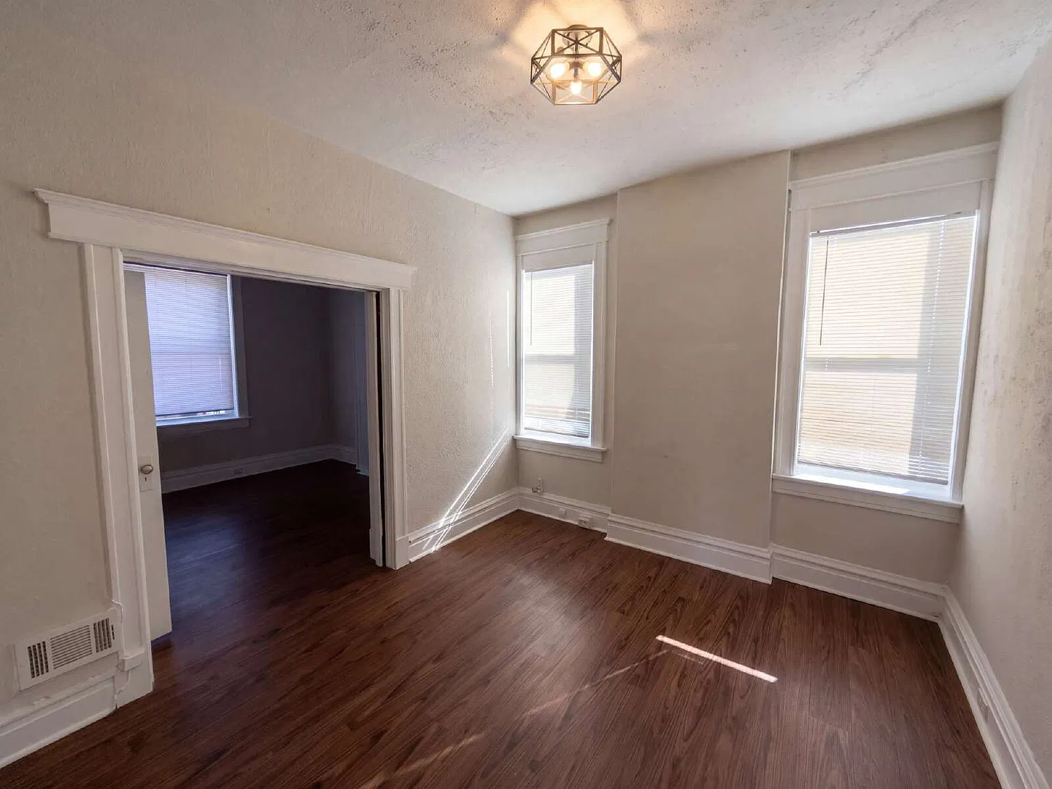 1 bed, 1.0 bath, 1000 sqft, $915 — Photo 2