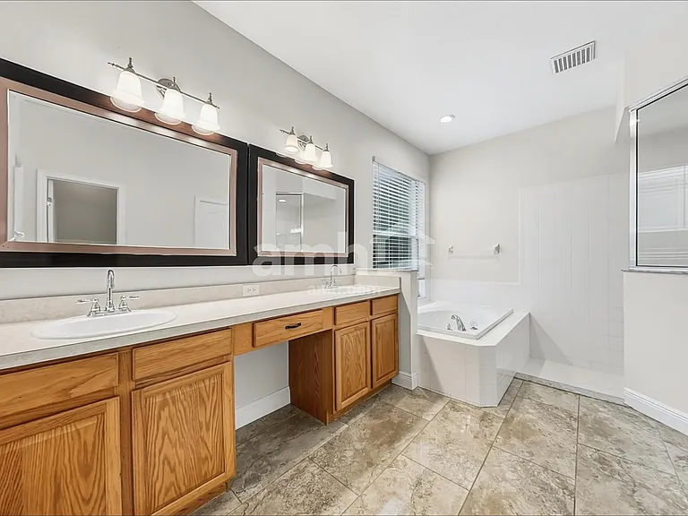 802 Lesa Glen Pl — Photo 10