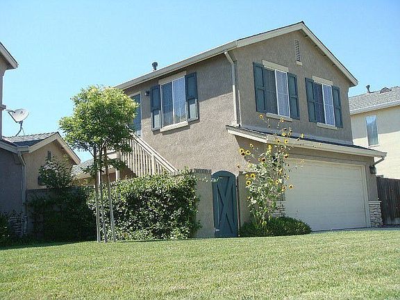 4 CAR TANDEM GARAGE WITH GUEST QUARTERS