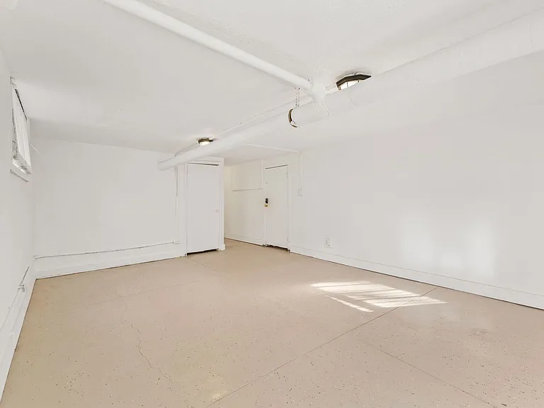 Essex Apartments — Photo 8