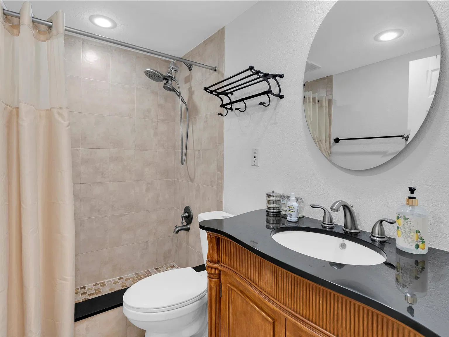 2 bed, 872 sqft, $2,100 — Photo 3