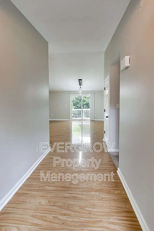 3 bed, 2.0 bath, 1405 sqft, $2,100 — Photo 4