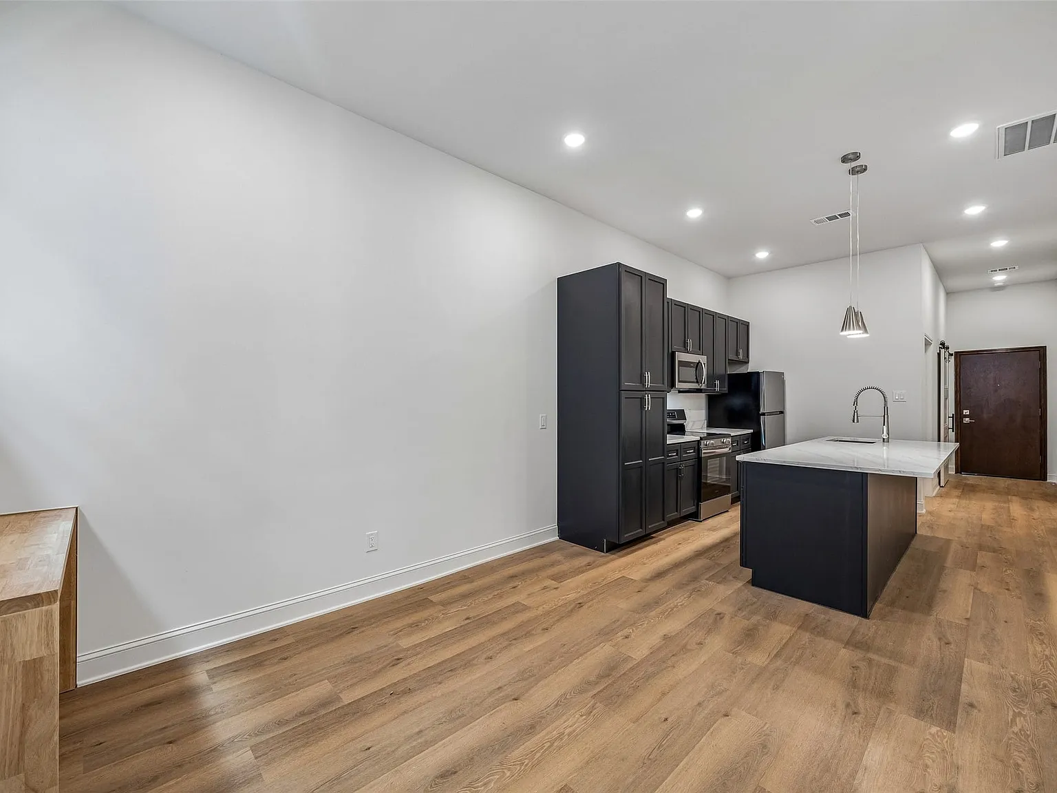 1 bed, 2.0 bath, 881 sqft, $1,945 — Photo 2