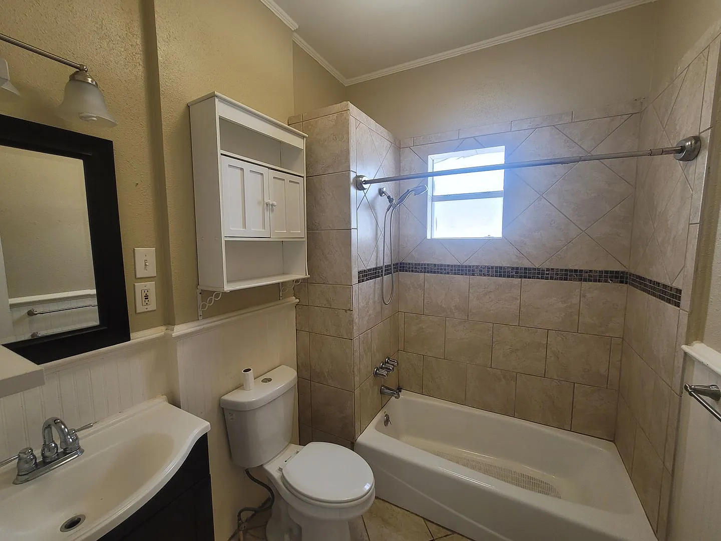 East End Upstairs 2 Bedroom Cottage — Photo 3