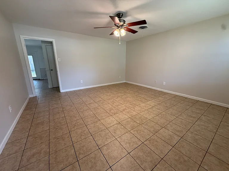 1915 Fairfax Dr — Photo 3