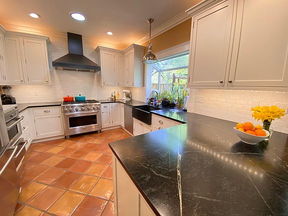 5th image of 472 Coventry Pl