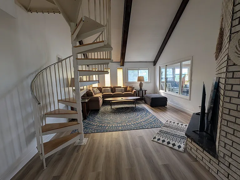 380 N Liberty St #9 — Photo 15