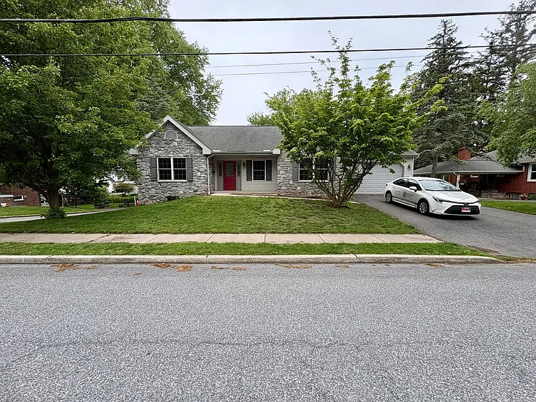 303 E Orange St — Photo 35