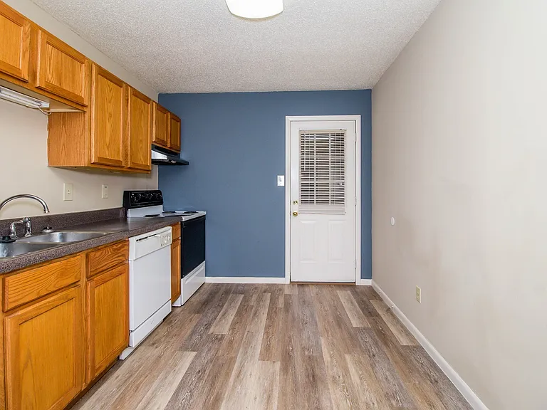 402 Lawrence Pl — Photo 10