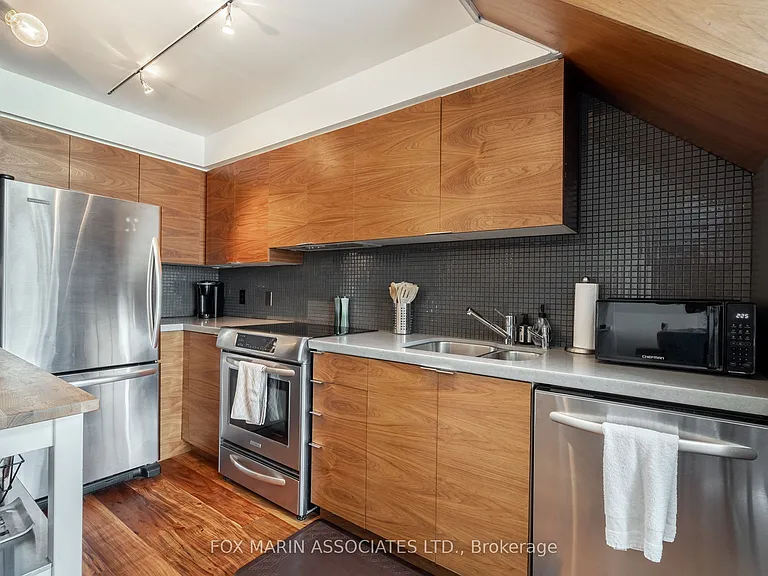 954 King St W #517 — Photo 5