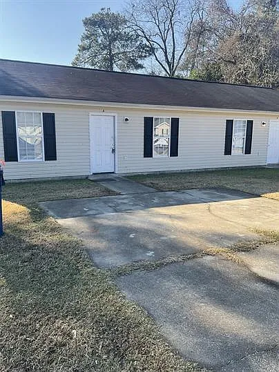 Photo 1 of 2 - 1102 Carver Cir #B - Florence, SC Primary Photo - 1102 Carver Cir #B
