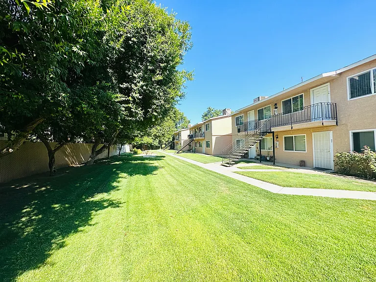 1439 E Saginaw Way #D — Photo 3