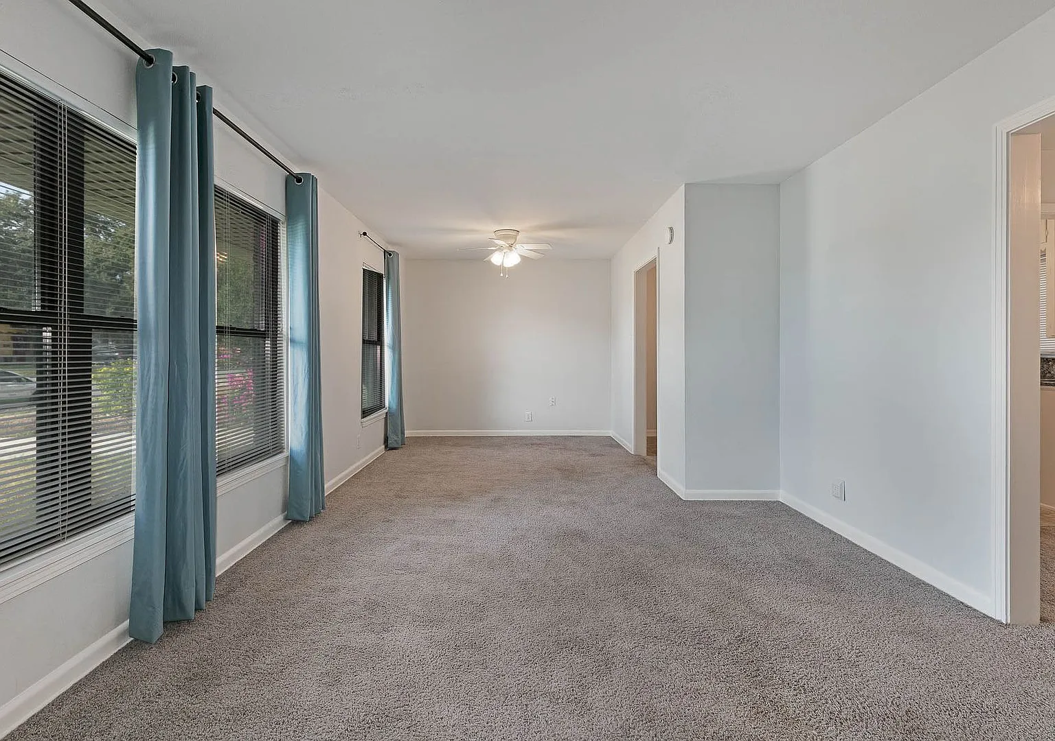 Dellview Neighborhood~Charming Mid-Century Home with Large Backyard — Photo 2