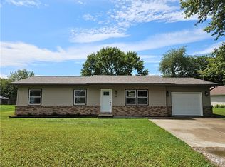305 NE 14th St, Casey, IL 62420