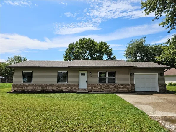 305 NE 14th St, Casey, IL 62420
