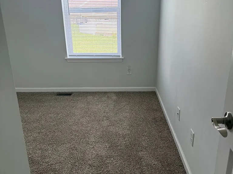 138 Delano Dr — Photo 32