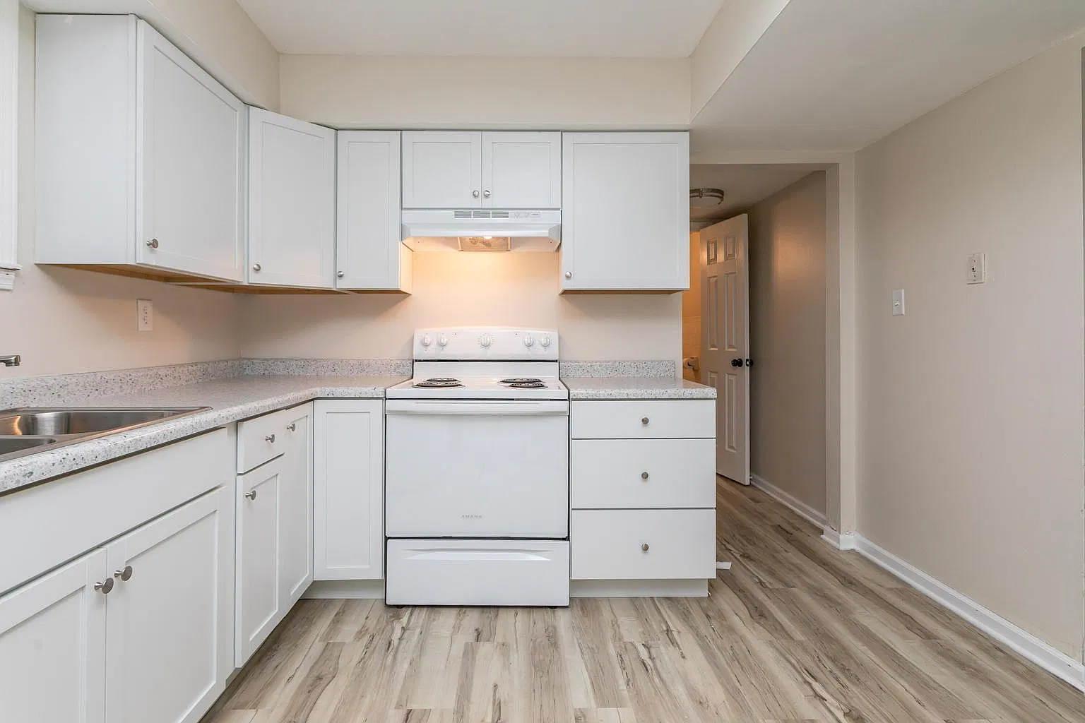 3 bed, 1.5 bath, $1,350 — Photo 3