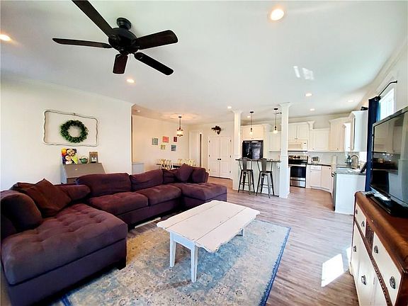 3rd image of 210 Sonnier St
