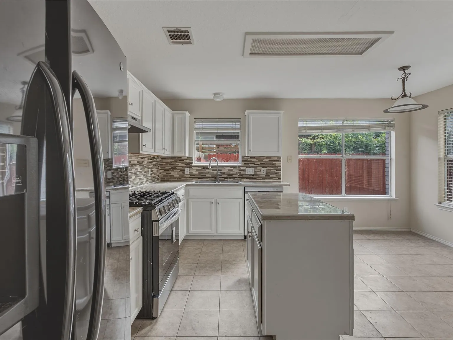 4 bed, 2.5 bath, 2073 sqft, $2,400 — Photo 4