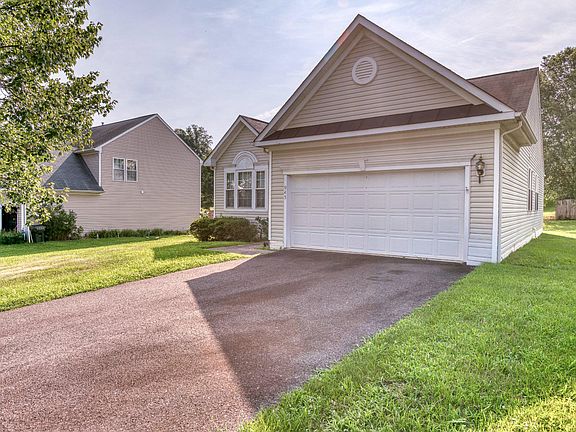 5th image of 945 Riverdale Cir