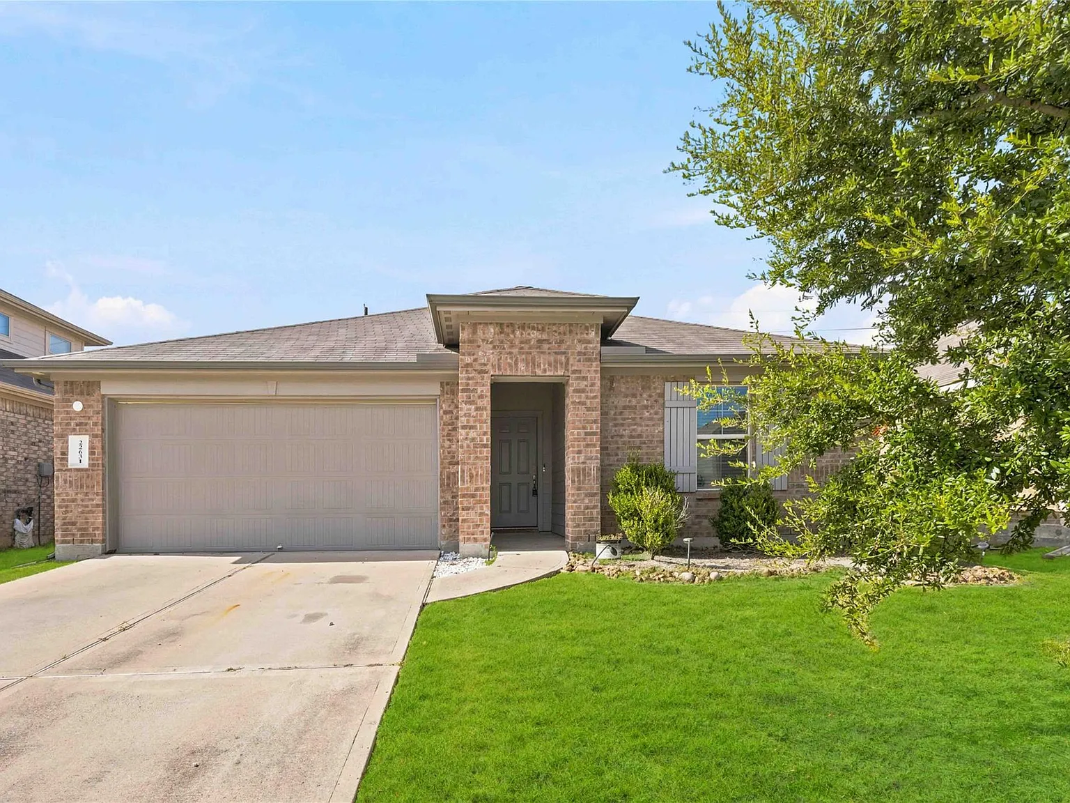 4 bed, 2.0 bath, 1810 sqft, $2,200 — Photo 2